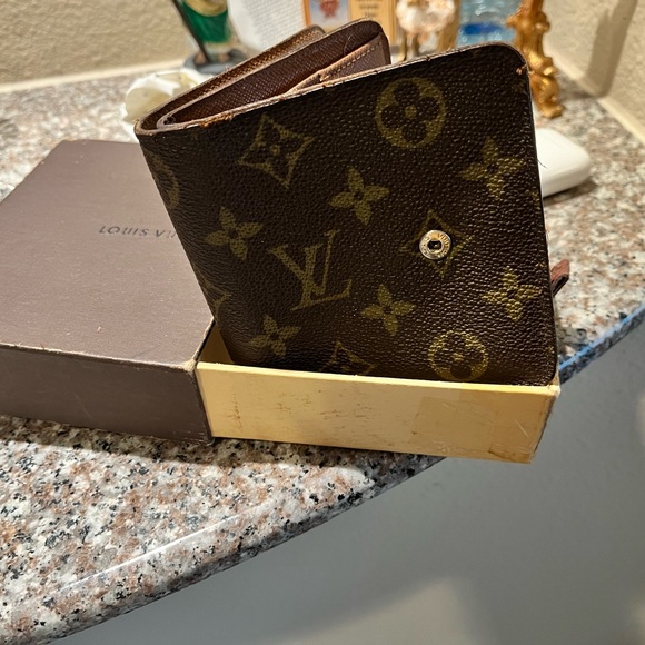 Women LV used wallet - Picture 1 of 9